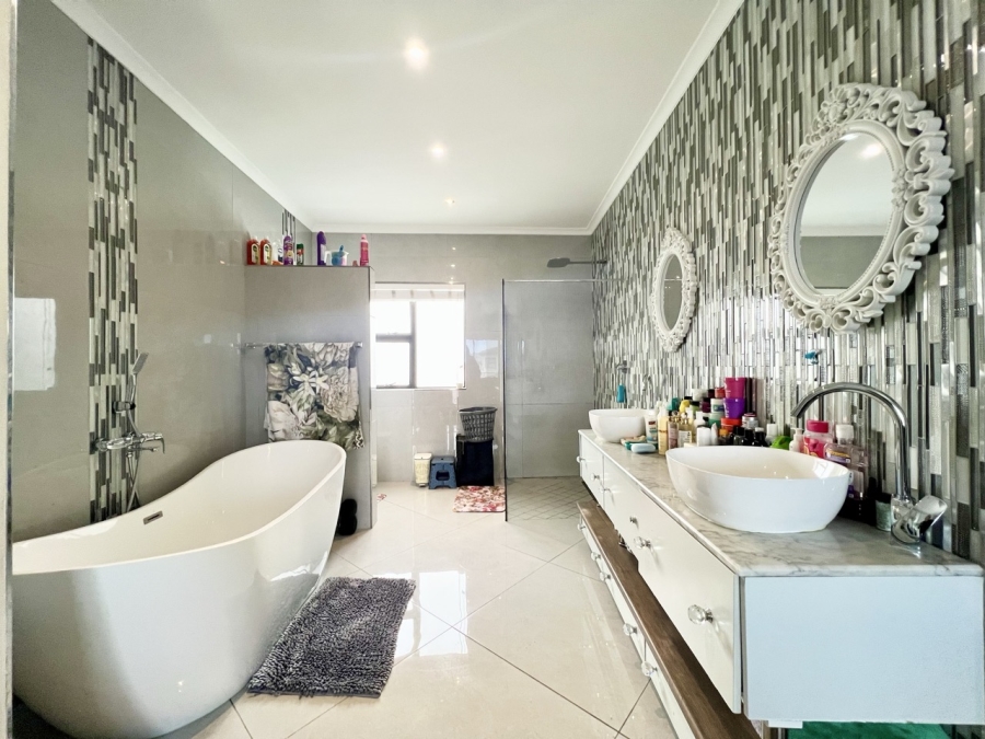 5 Bedroom Property for Sale in Parklands North Western Cape